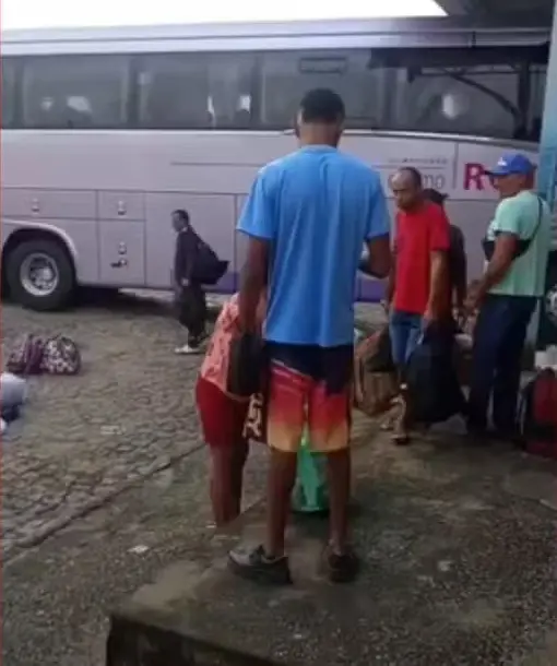 Pelo menos duas pessoas morrem após ônibus invadir rodoviária