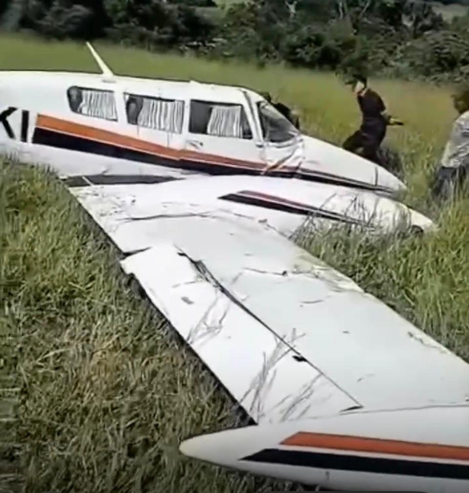 Avião faz pouso de emergência e fica danificado em área rural de Trindade