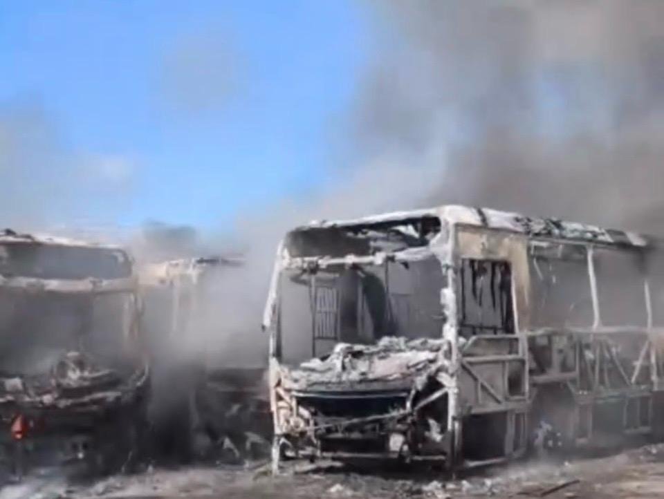 Incêndio atinge garagem de transportes e destrói ônibus na Região Metropolitana de Salvador