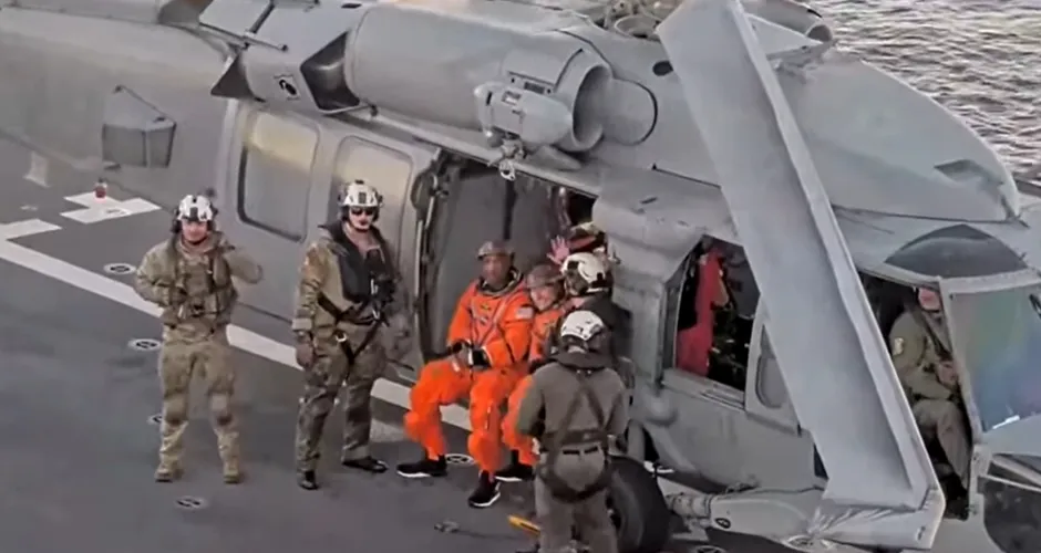 Astronautas da Artemis II deixam cápsula Orion após pouso no Pacífico