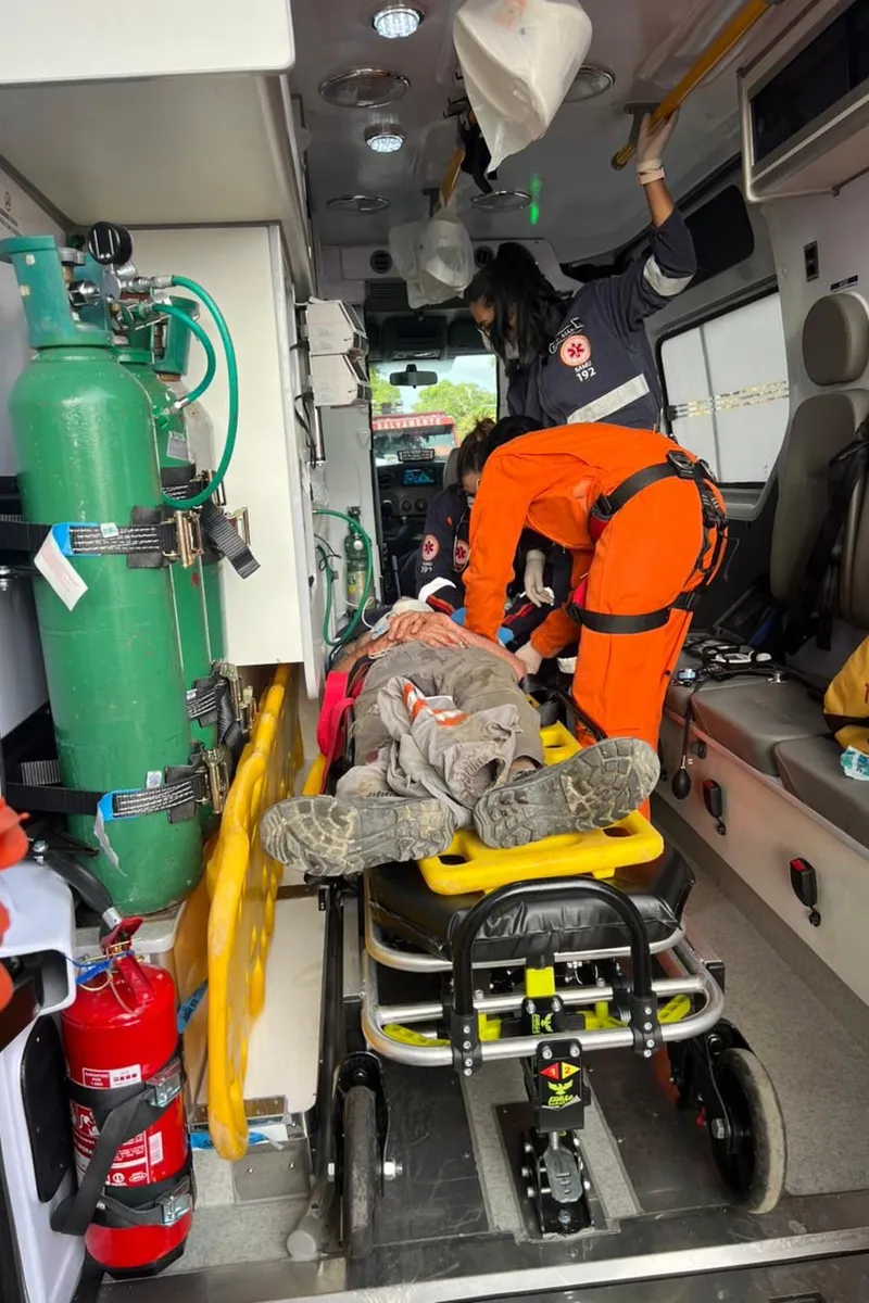 Motorista de van fica ferido após colisão com caminhão na BR-316