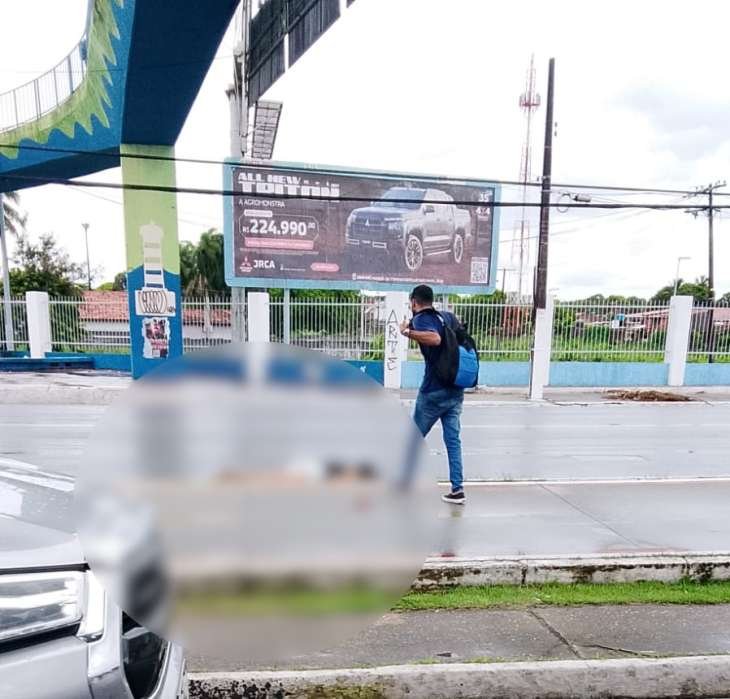 Mulher cai de altura de 4 metros em passarela e é levada ao HGE