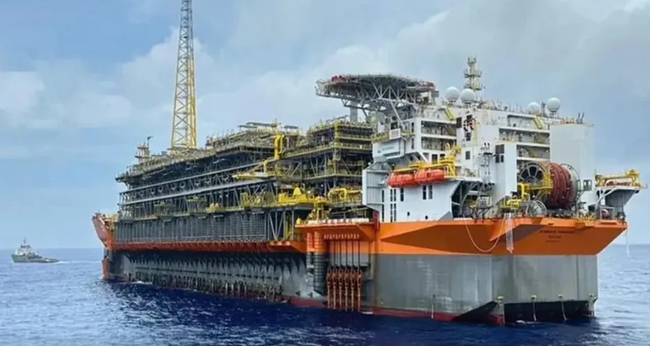 Preços do petróleo fecham março com a maior alta em quase 40 anos