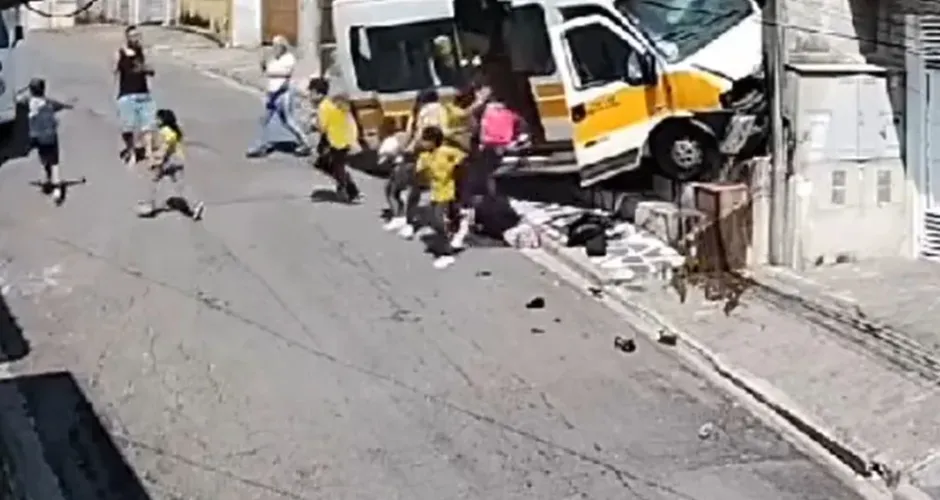 Susto: van escolar com crianças perde controle e bate em muro