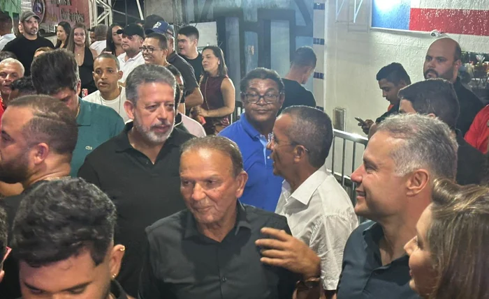 Renan Filho e Lira amenizam rivalidade e dividem camarote em festa pública