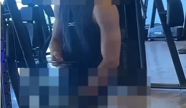 Homem é flagrado se masturbando dentro de academia