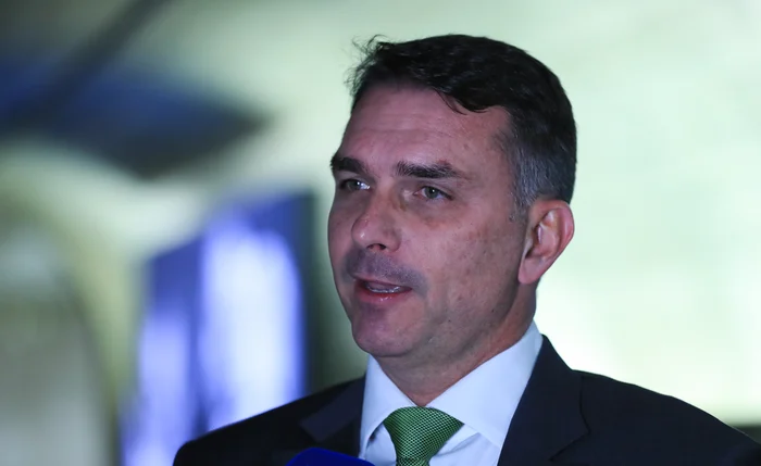 Flávio Bolsonaro enfrenta pressão após mensagens de proximidade com Vorcaro
