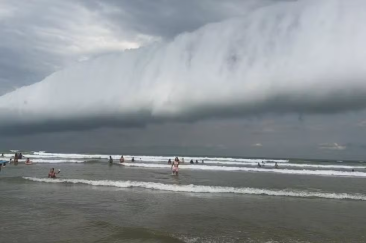 Nuvem com formato de ‘tsunami’ chama atenção de banhistas; Vídeo