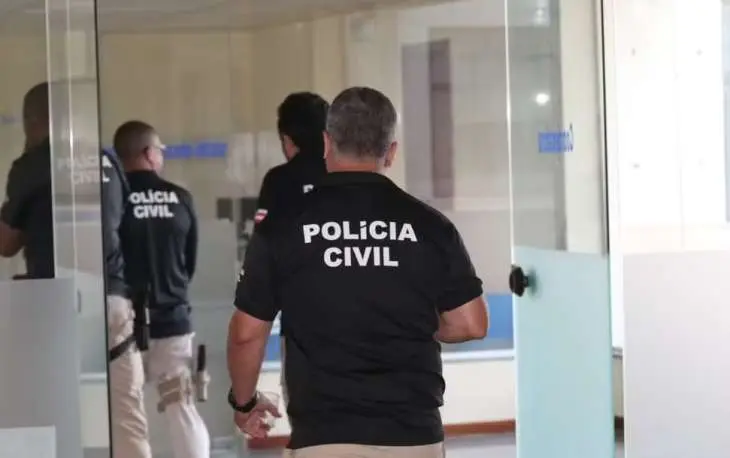 Homem é preso por suspeita de estuprar a filha de 10 anos com a ajuda do filho