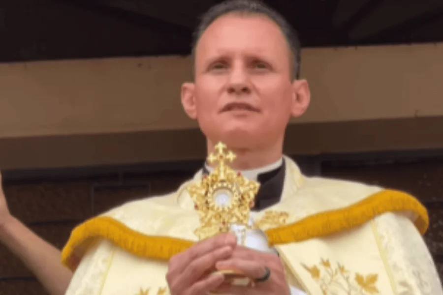 Igreja em SP expõe aos fiéis relíquia de 1º grau do Papa João Paulo II