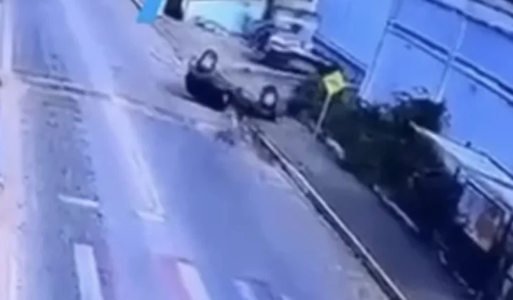 Carro capota em avenida movimentada de Palmeira dos Índios e assusta motoristas