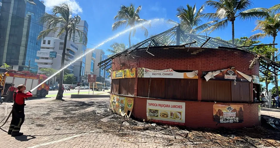 Incêndio atinge barraca na orla de Maceió e mobiliza bombeiros na Pajuçara
