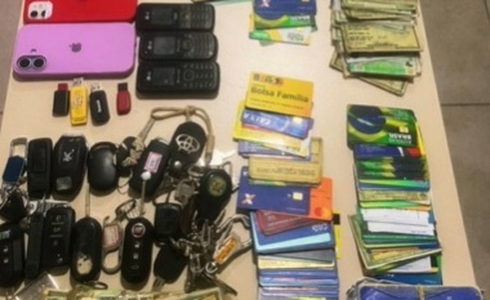 Suspeito de agiotagem é preso com 191 cartões de crédito e documentos