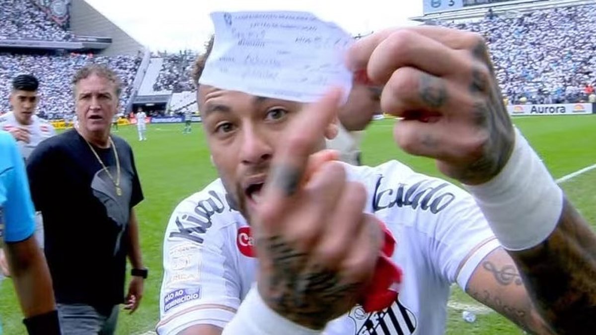Neymar é obrigado a deixar jogo contra o Coritiba após erro bizarro da arbitragem
