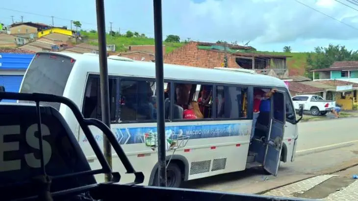 Ônibus com torcedores do CRB é atacado na BR 101 a caminho de Recife