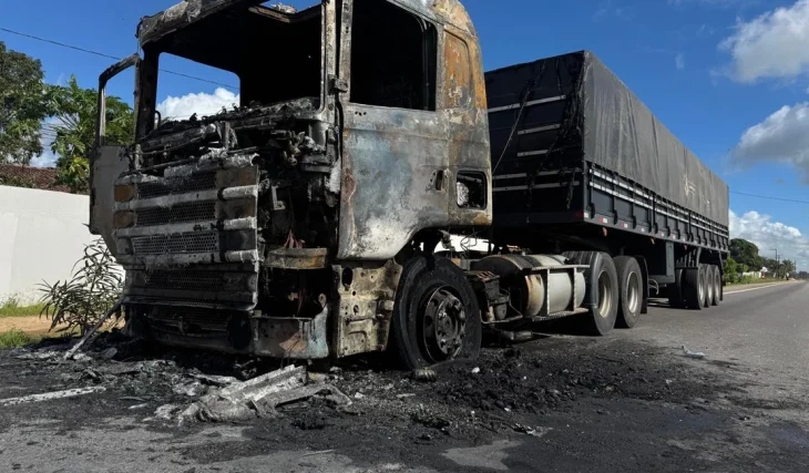 Fogo destrói cabine de carreta após explosão em rodovia